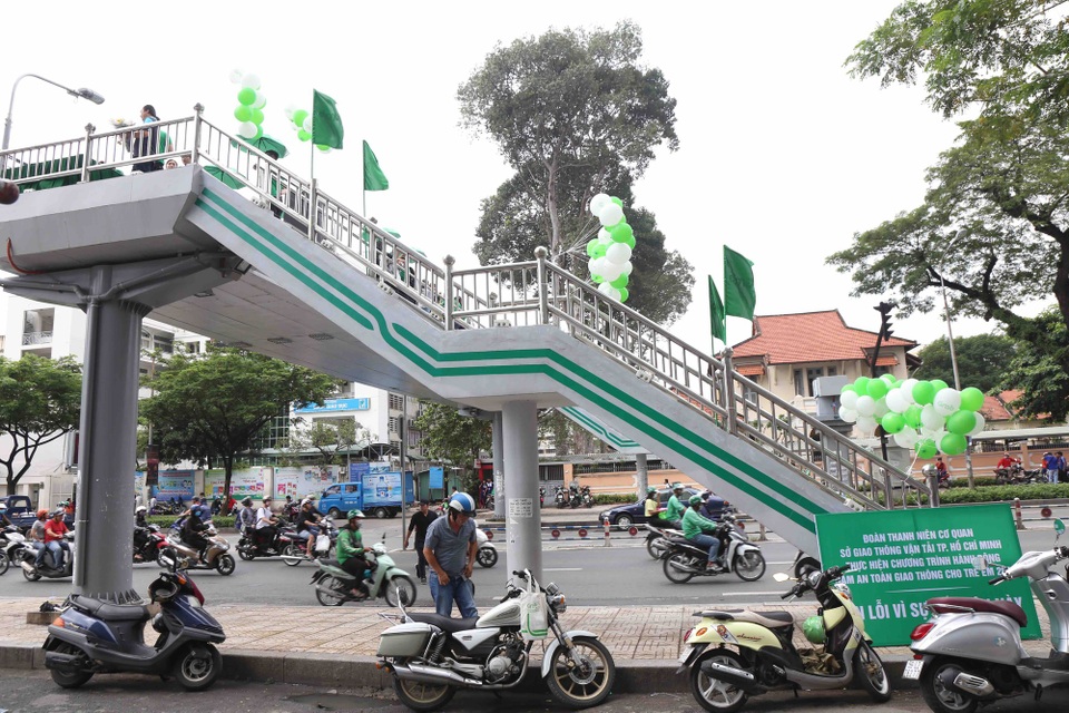 Rác bẩn, kim tiêm vương vãi trên cầu cũng là lý do khiến người dân e ngại đi qua