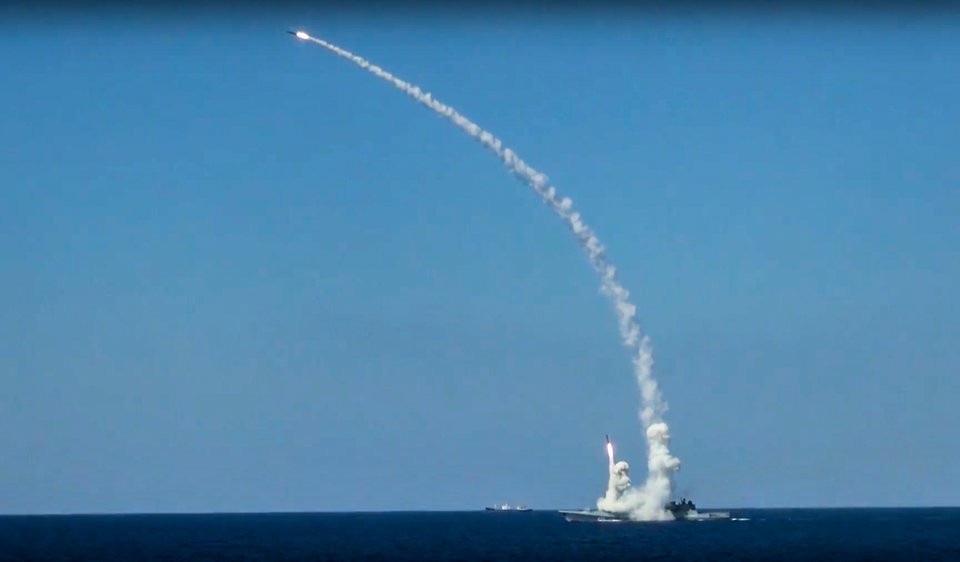 Mỹ, NATO dè chừng “cơn ác mộng” từ sức mạnh tàu ngầm Nga - 3 Tên lửa Kalibr được phóng từ tàu của Hải quân Nga ở Địa Trung Hải (Ảnh: AP)