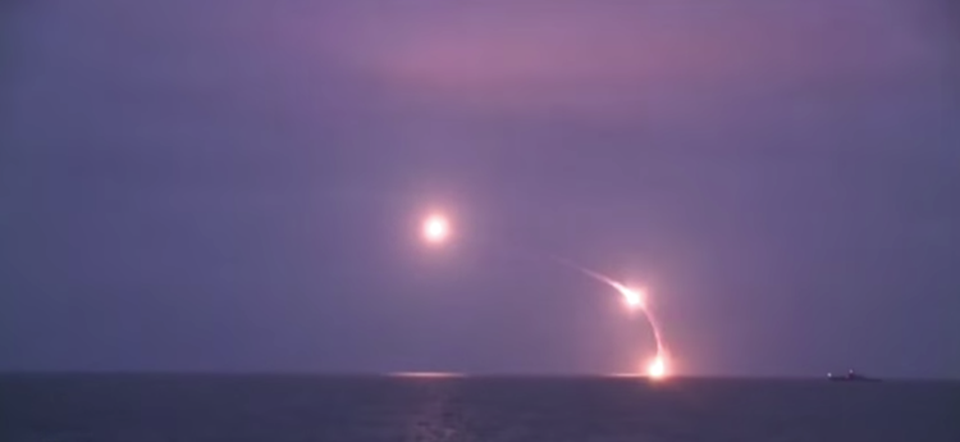 Mỹ, NATO dè chừng “cơn ác mộng” từ sức mạnh tàu ngầm Nga - 2 Tàu Nga phóng tên lửa hành trình Kalibr nhằm vào các mục tiêu tại Syria (Ảnh: BI)
