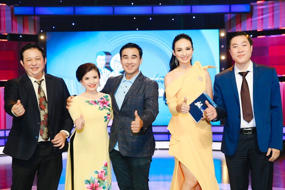 
Xuất hiện tại buổi ghi hình chương trình truyền hình về y tế, mẹ một con gây ấn tượng với vẻ ngoài thanh lịch. Buổi ghi hình còn có MC Quyền Linh. Người đẹp ý nhị giữ khoảng cách khi đứng cạnh đàn anh Quyền Linh.
