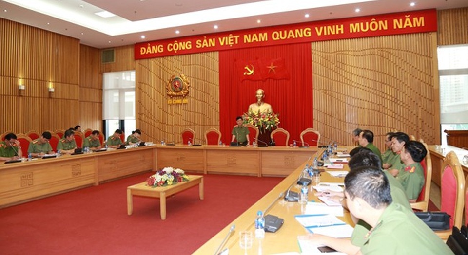 Bộ Công an thí điểm bố trí Công an chính quy làm Công an xã - 2 Trung tướng Nguyễn Văn Sơn, Thứ trưởng Bộ Công an chủ trì buổi họp với lãnh đạo Công an tỉnh Kon Tum về việc triển khai thí điểm Công an chính quy đảm nhiệm chức danh Công an xã.