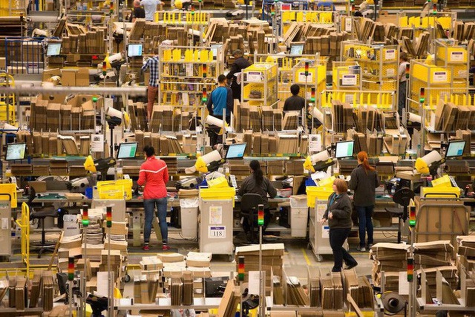 Thu nhập cả năm nhân viên tại Amazon bằng… 11,5 giây làm việc của Jeff Bezos - 1 Amazon đã quyết định tăng lương tối thiểu cho tất cả các công nhân tại Mỹ lên thành 15 USD/giờ
