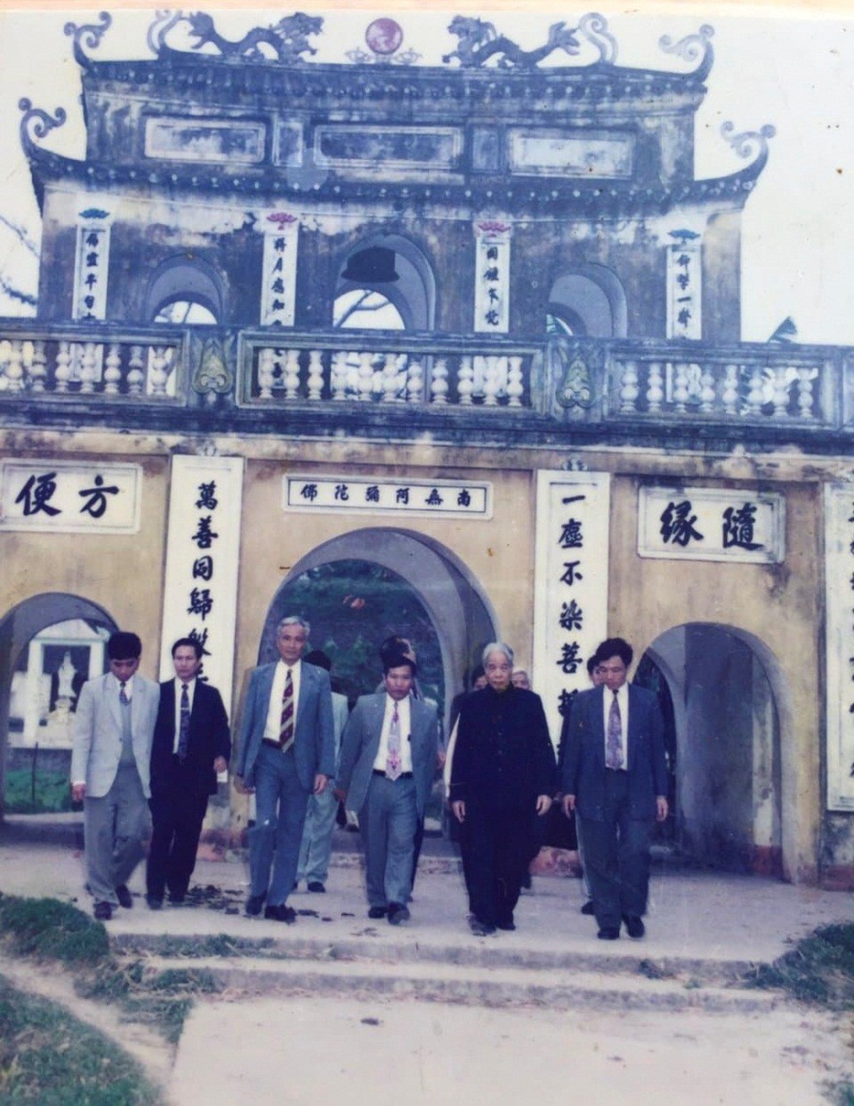 Ngôi chùa nghìn tuổi in dấu hoạt động cách mạng của nguyên Tổng bí thư Đỗ Mười - 10
Ảnh chụp nguyên Tổng Bí thư Đỗ Mười về lễ chùa Hưng Long.