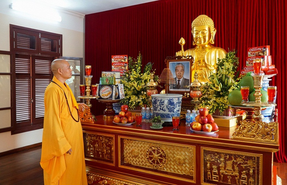 Ngôi chùa nghìn tuổi in dấu hoạt động cách mạng của nguyên Tổng bí thư Đỗ Mười - 3
Chia sẻ với PV Dân trí, sư thầy Thích Minh Tiến, Trụ trì chùa Hưng Long, cho biết: “Dưới thời lãnh đạo của nguyên Tổng Bí thư Đỗ Mười, đã có nhiều hoạt động đổi mới về chính trị, kinh tế, văn hóa, xã hội trong đó có lĩnh vực tôn giáo. Cuối năm 1997, tại Đại hội Giáo hội Phật giáo Toàn Quốc lần thứ 4, lúc đó cụ Đỗ Mười đang giữ chức Tổng Bí Thư, đã khẳng định rõ truyền thống lịch sử của Phật giáo Việt Nam luôn luôn đồng hành với dân tộc, hộ quốc an dân”.