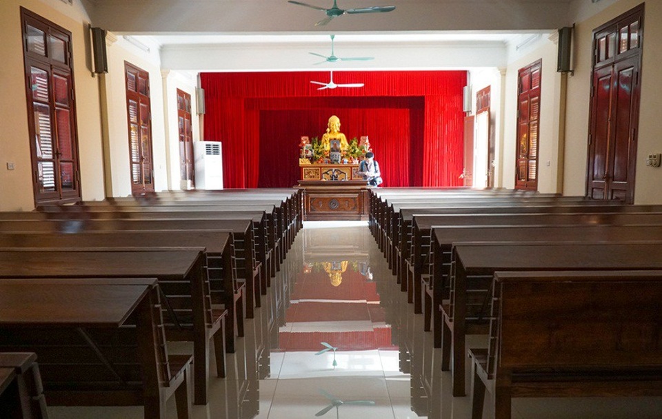 Ngôi chùa nghìn tuổi in dấu hoạt động cách mạng của nguyên Tổng bí thư Đỗ Mười - 4
Tại chùa Hưng Long, ảnh thờ cụ Đỗ Mười mới được đặt ngay dưới ban thờ Phật.
Thời điểm những năm 1930, các Phật tử cùng nguyên Tổng Bí thư Đỗ Mười hết long giúp đỡ cán bộ hoạt động cách mạng. Chùa là nơi ẩn náu an toàn để cán bộ cách mạng hoạt động bí mật.