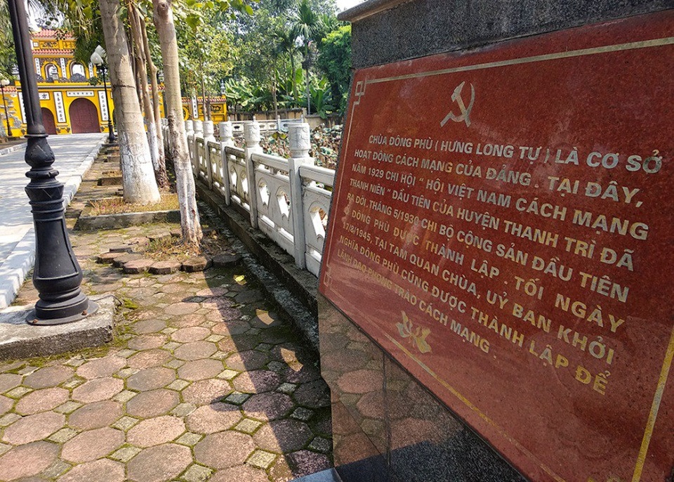 Ngôi chùa nghìn tuổi in dấu hoạt động cách mạng của nguyên Tổng bí thư Đỗ Mười - 5
Từ phía cổng chính của ngôi chùa đã đặt tấm bia minh chứng lịch sử.