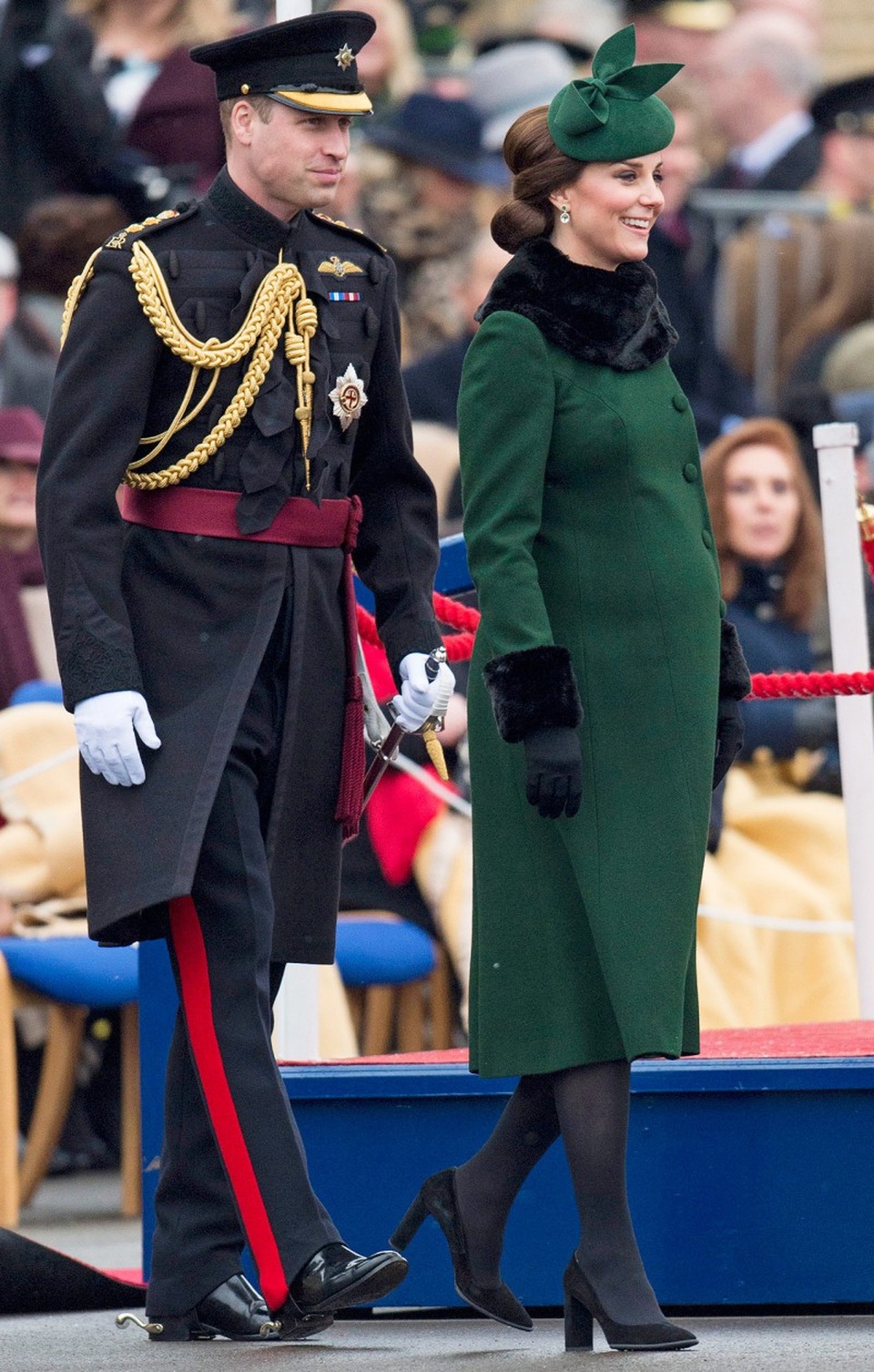 Hai công nương nước Anh thanh lịch với trang phục màu xanh - 2
Kate Middleton với áo choàng dài Catherine Walker