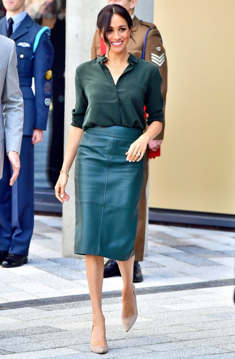 Hai công nương nước Anh thanh lịch với trang phục màu xanh - 6
Công nương Sussex diện chân váy Hugo Boss và áo And Other Stories