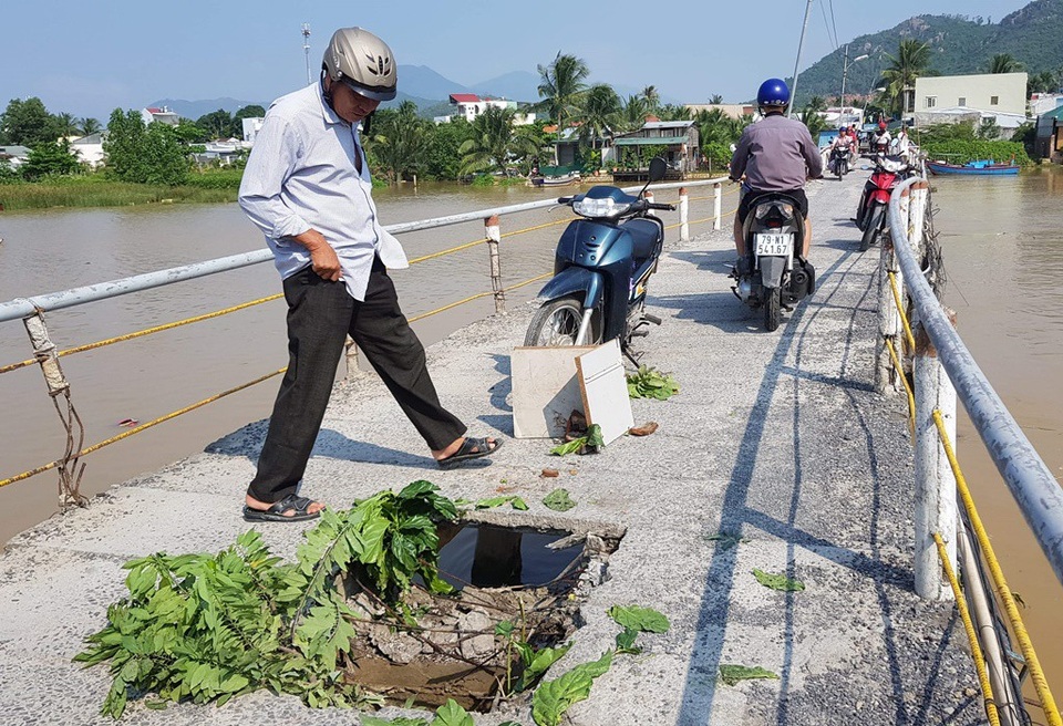 Lỗ tử thần bất ngờ xuất hiện trên cầu Ngọc Thảo (phường Ngọc Hiệp, Nha Trang, Khánh Hòa) khiến người dân lo lắng