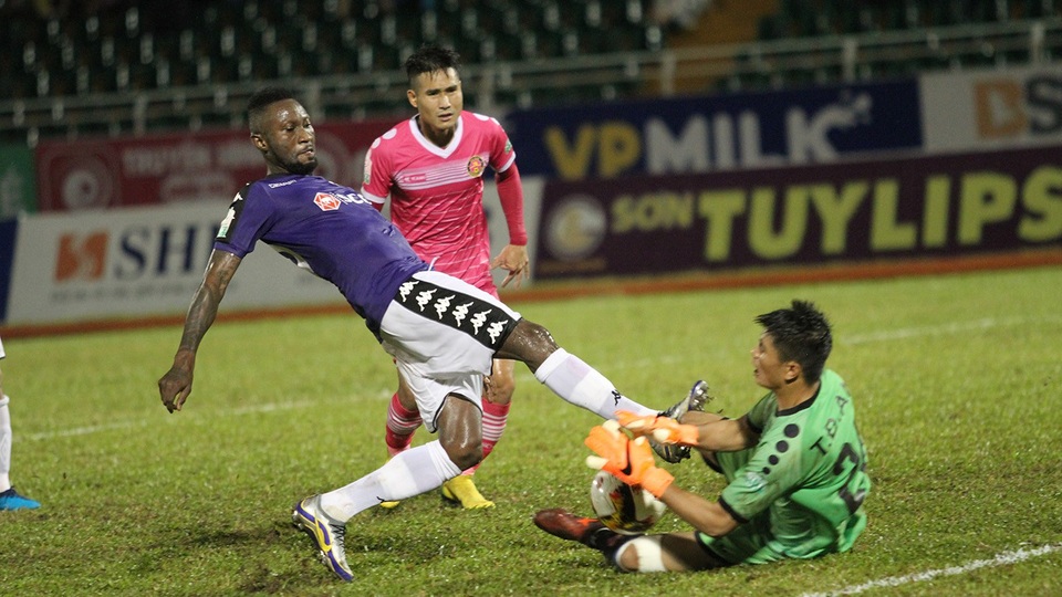 Bám sát Oseni là Hoàng Vũ Samson cũng của CLB Hà Nội có 15 bàn tính đến trước vòng đấu cuối cùng