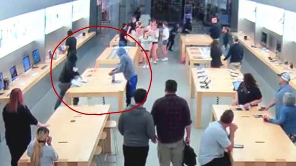 Apple thuê cảnh sát bảo vệ cửa hàng sau hàng loạt vụ trộm iPhone - 1 Camera giám sát ghi lại hình ảnh một nhóm trộm ngang nhiên lấy cắp iPhone trưng bày bên trong Apple Store trước sự ngỡ ngàng của các khách hàng khác