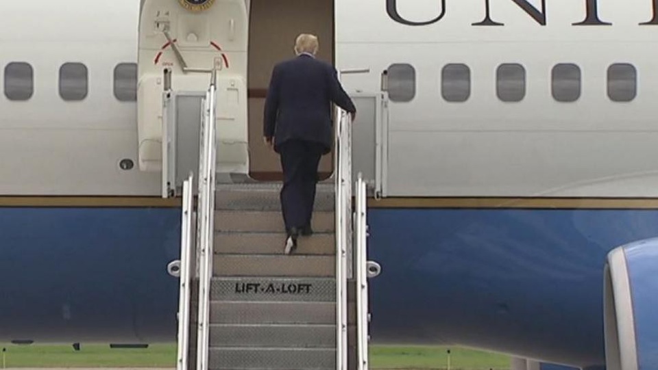 "Vật thể lạ" theo ông Trump lên chuyên cơ Không Lực Một - 1
Ông Trump bước lên chuyên cơ Không Lực Một với mẩu giấy dính dưới đế giày. (Ảnh: Youtube)