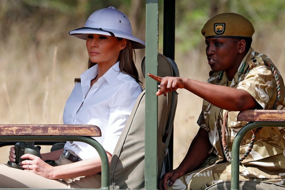 Chiếc mũ gây tranh cãi của đệ nhất phu nhân Mỹ tại châu Phi - 1 Đệ nhất phu nhân Melania tới thăm vườn thú ở Nairobi, Kenya (Ảnh: Reuters)