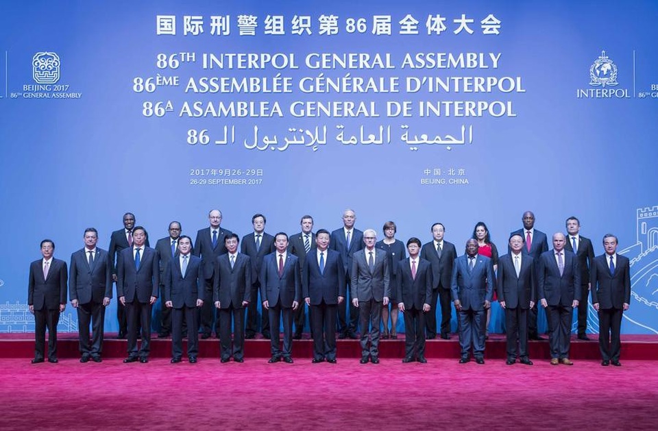 Vụ giám đốc Interpol mất tích ở Trung Quốc: Mục tiêu “đả hổ diệt ruồi”? - 2 Chủ tịch Tập Cận Bình (thứ 7 từ trái sang) chụp ảnh cùng đại diện các thành viên Interpol tại phiên họp toàn thể lần thứ 86 của Interpol ở Bắc Kinh năm 2017 (Ảnh: Xinhua)