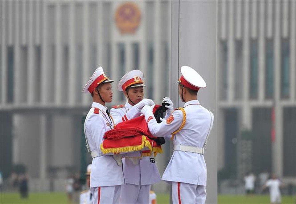 Lễ thượng cờ rủ Quốc tang nguyên Tổng Bí thư Đỗ Mười - 5
Nghi lễ thượng cờ rủ tại Quảng trường Ba Đình. Ảnh: TTXVN