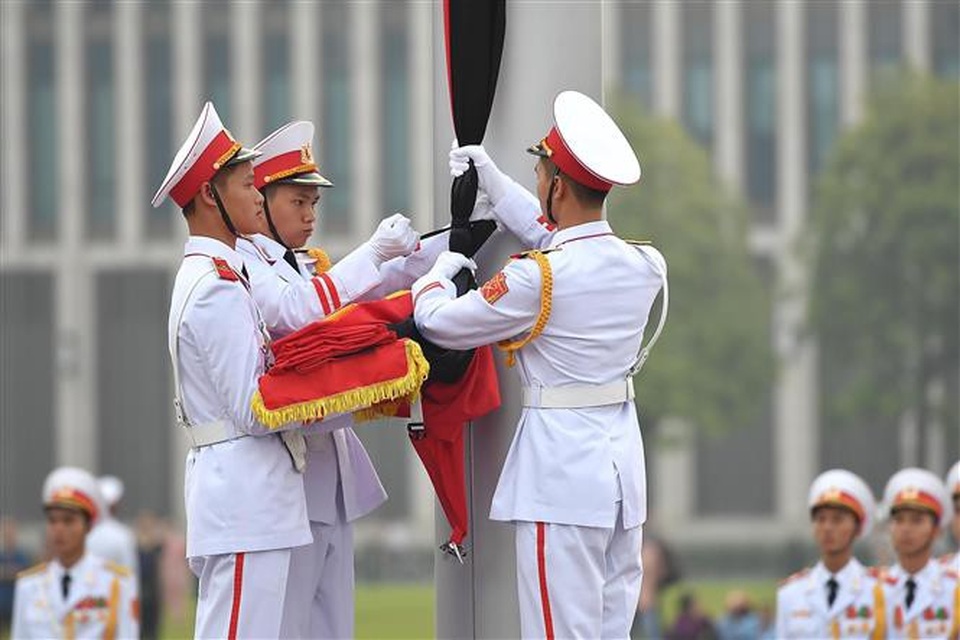 Lễ thượng cờ rủ Quốc tang nguyên Tổng Bí thư Đỗ Mười - 7
Dải băng tang được buộc vào Quốc kỳ. Ảnh: TTXVN