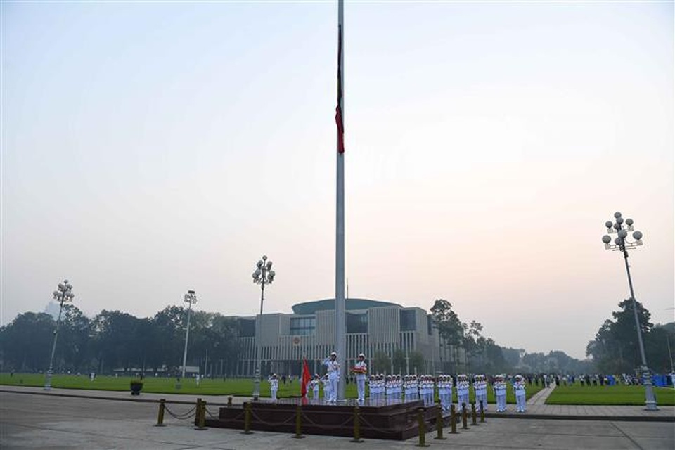 Lễ thượng cờ rủ Quốc tang nguyên Tổng Bí thư Đỗ Mười - 9
Quốc kỳ có dải băng tang sẽ được treo trong suốt 2 ngày 6/10 và 7/10 để tưởng nhớ nguyên Tổng Bí thư Đỗ Mười. Ảnh: TTXVN