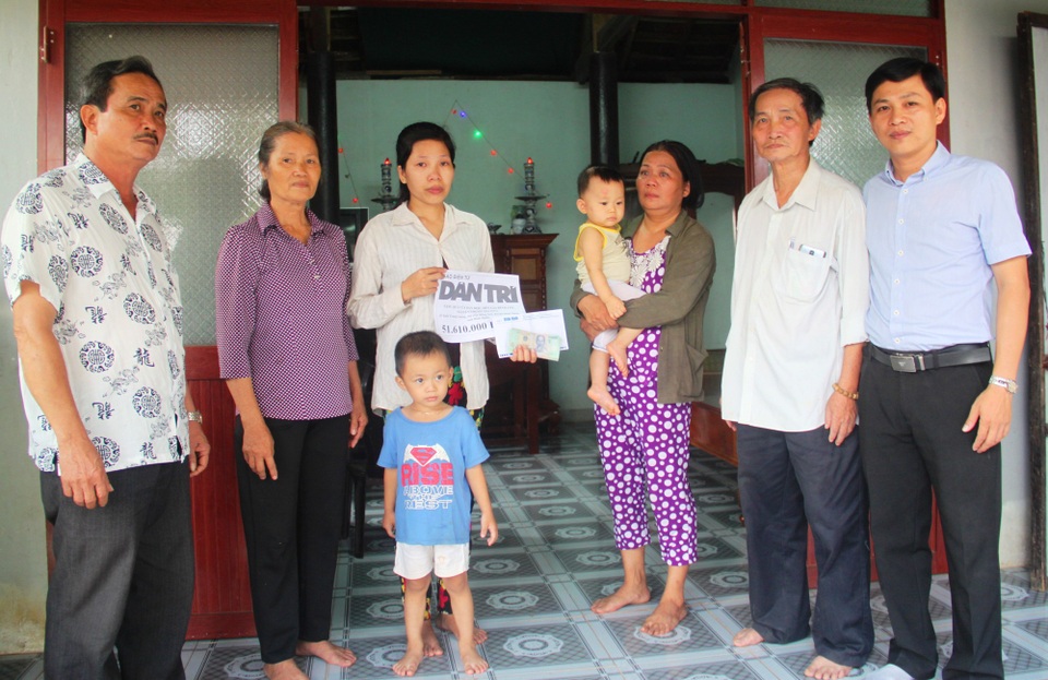 Hơn 51 triệu đồng đến người cha nguy kịch do bị ngã khi trèo cây - 1 Đại diện chính quyền thị trấn Bồng Sơn (huyện Hoài Nhơn, Bình Định) trao số tiền 51.610.000 đồng do bạn đọc báo Dân trí ủng hộ gia đình chị Phương có chồng bị tai nạn gãy cột sống cổ, liệt tứ chi.