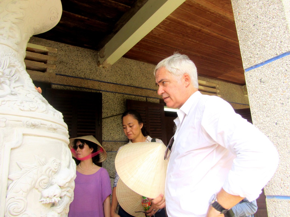 Du khách khám phá các nghề truyền thống ở làng DLCĐ Triêm Tây 1