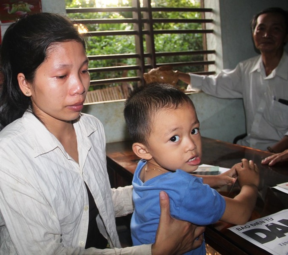 Hơn 51 triệu đồng đến người cha nguy kịch do bị ngã khi trèo cây - 3 Chị Phương khóc nghẹn vì chồng bị nạn nằm liệt giường, nhưng khả năng giữ được mạng sống là rất thấp.