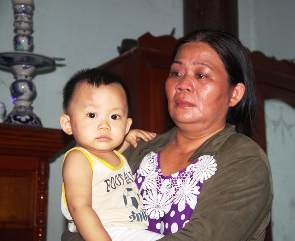 Hơn 51 triệu đồng đến người cha nguy kịch do bị ngã khi trèo cây - 4  Bà Bàn bế đứa cháu nội 11 tháng tuổi (con trai út anh Tân) khóc như mưa khi kể về bệnh tình con trai mình.