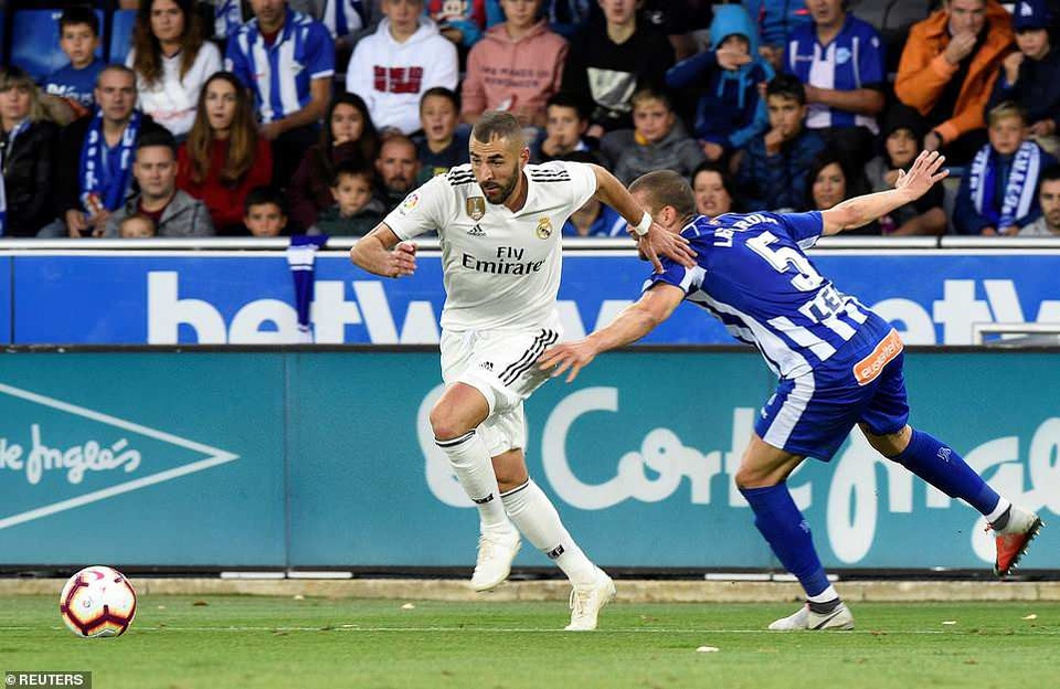 
Benzema chơi tệ hại và bị thay ra ở hiệp 1
