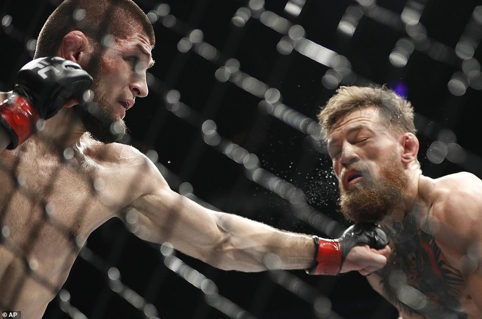 “Gã điên” McGregor bị hạ gục trong ngày tái xuất UFC, tạo ra màn hỗn chiến - 4
McGregor không thể trụ vững và phải xin thua ở hiệp 4