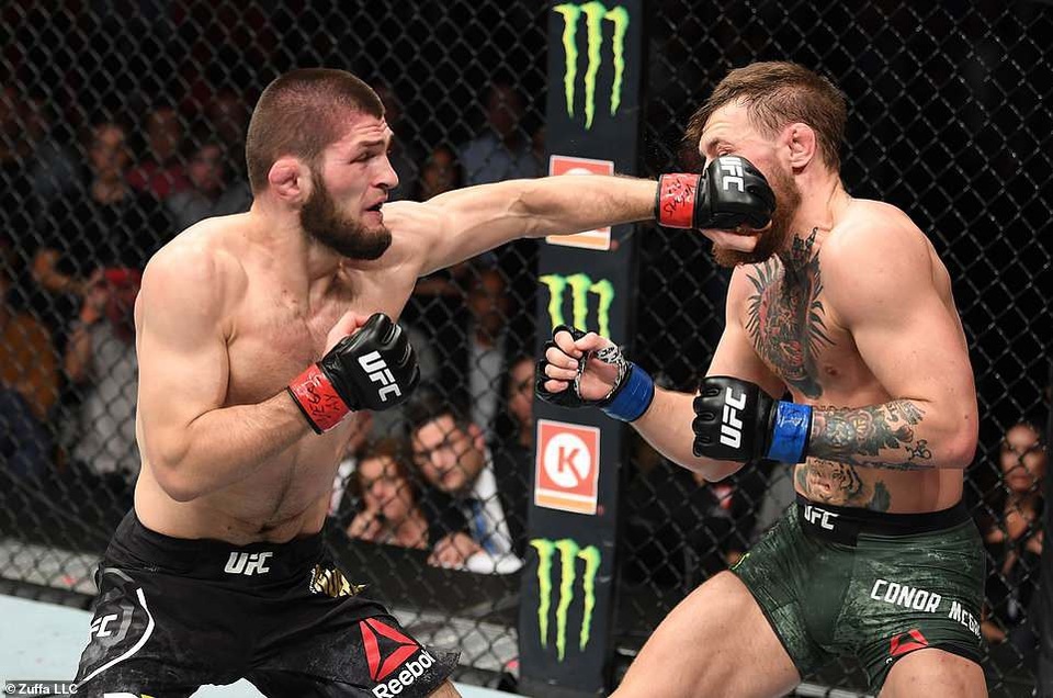 “Gã điên” McGregor bị hạ gục trong ngày tái xuất UFC, tạo ra màn hỗn chiến - 3
Khabib Nurmagomedov liên tục tung ra những đòn đấm chính xác