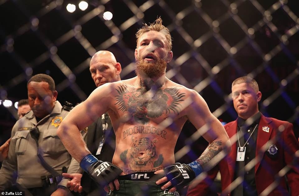 “Gã điên” McGregor bị hạ gục trong ngày tái xuất UFC, tạo ra màn hỗn chiến - 1
McGregor vô cùng tự tin trước trận đấu