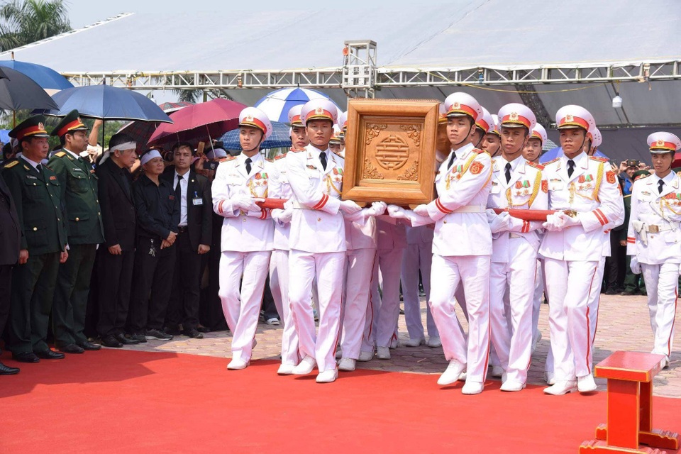 Nguyên Tổng Bí thư Đỗ Mười đã an nghỉ tại quê nhà - 13
Tiêu binh di chuyển linh cữu nguyên Tổng Bí thư vào nơi an táng