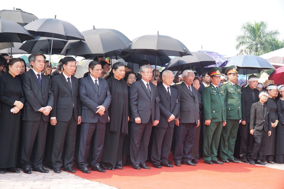 Nguyên Tổng Bí thư Đỗ Mười đã an nghỉ tại quê nhà - 3
Phút tiễn biệt nguyên Tổng Bí thư Đỗ Mười (Ảnh: Quân Đỗ)