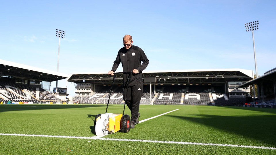 Những khoảnh khắc trong trận đấu Arsenal vùi dập Fulham - 2
Nhân viên sân Craven Cottage sơn các vạch kẻ ngay trước trận đấu ở vòng 8 Premier League