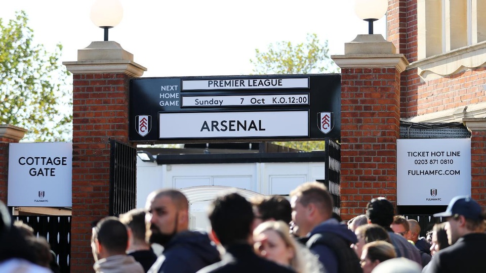 Những khoảnh khắc trong trận đấu Arsenal vùi dập Fulham - 3
Các cổ động viên kéo tới sân theo dõi trận derby thành London ở vòng 8 Premier League