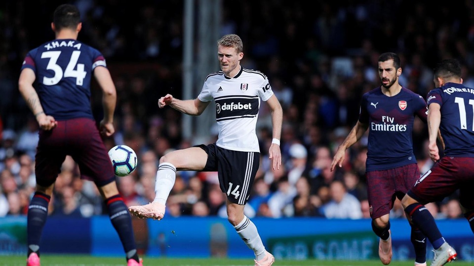 Fulham 1-5 Arsenal: Bùng nổ bàn thắng ở hiệp hai - 6
Schurrle trong vòng vây của các cầu thủ Arsenal