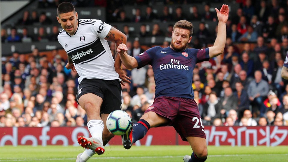 Fulham 1-5 Arsenal: Bùng nổ bàn thắng ở hiệp hai - 4
Mustafi nỗ lực cản phá cú dứt điểm của Mitrovic