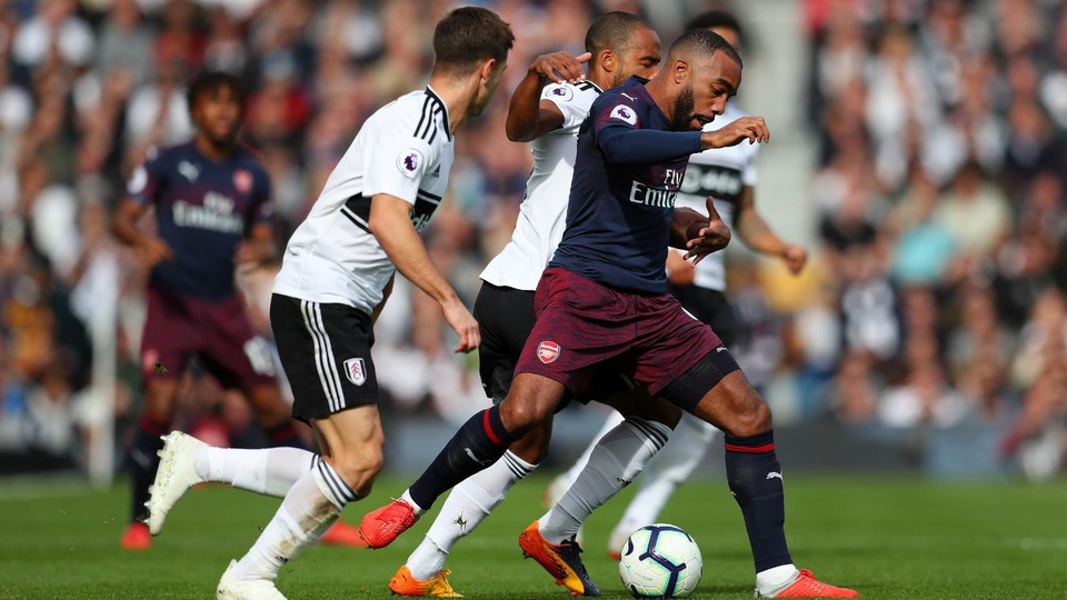 Fulham 1-5 Arsenal: Bùng nổ bàn thắng ở hiệp hai - 5
Pha bứt phá của Lacazette trước sự đeo bám của các cầu thủ Fulham