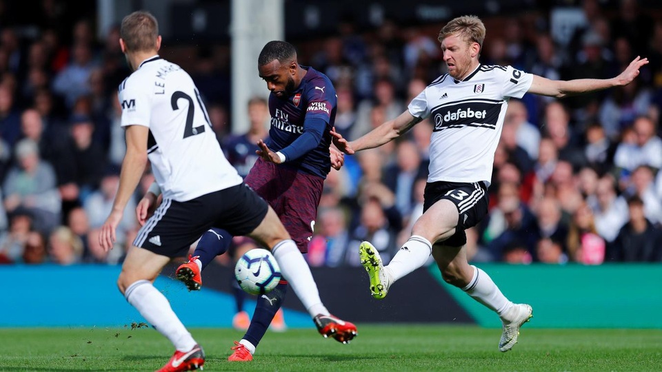 Những khoảnh khắc trong trận đấu Arsenal vùi dập Fulham - 15
Niềm vui của Fulham không dài, ngay đầu hiệp hai, Lacazette lại dứt điểm từ xa, một pha sút bóng nửa nảy hạ gục thủ thành Bettinelli