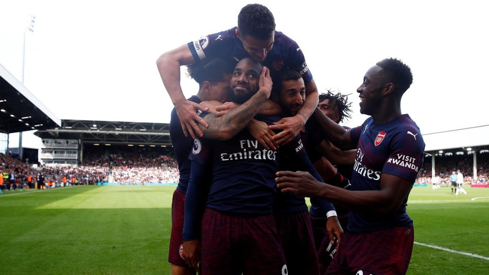 Fulham 1-5 Arsenal: Bùng nổ bàn thắng ở hiệp hai - 3
Các cầu thủ Arsenal chia vui với Lacazette