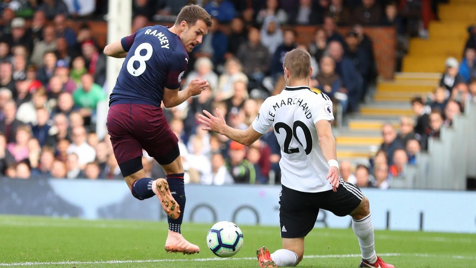 Những khoảnh khắc trong trận đấu Arsenal vùi dập Fulham - 17
Arsenal có bàn thắng thứ ba với cú giật gót điệu nghệ của Ramsey