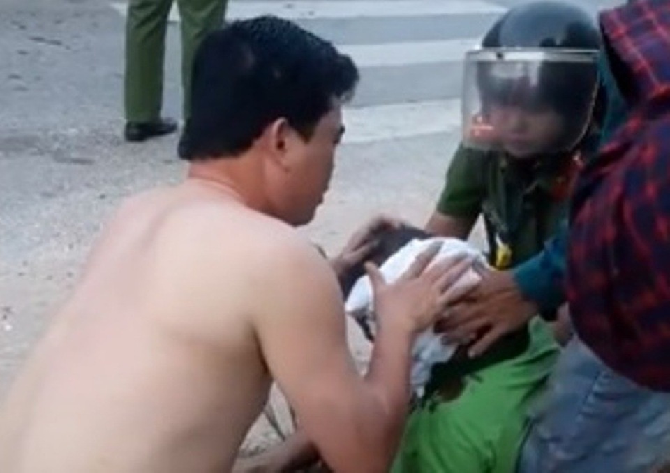 Đại úy CSGT cởi áo cầm máu cho người đàn ông bị tai nạn - 1 Đại úy Lê Đăng Giang cởi chiếc áo mặc trong người ra để cầm máu cho nạn nhân (Ảnh: Cắt từ clip).