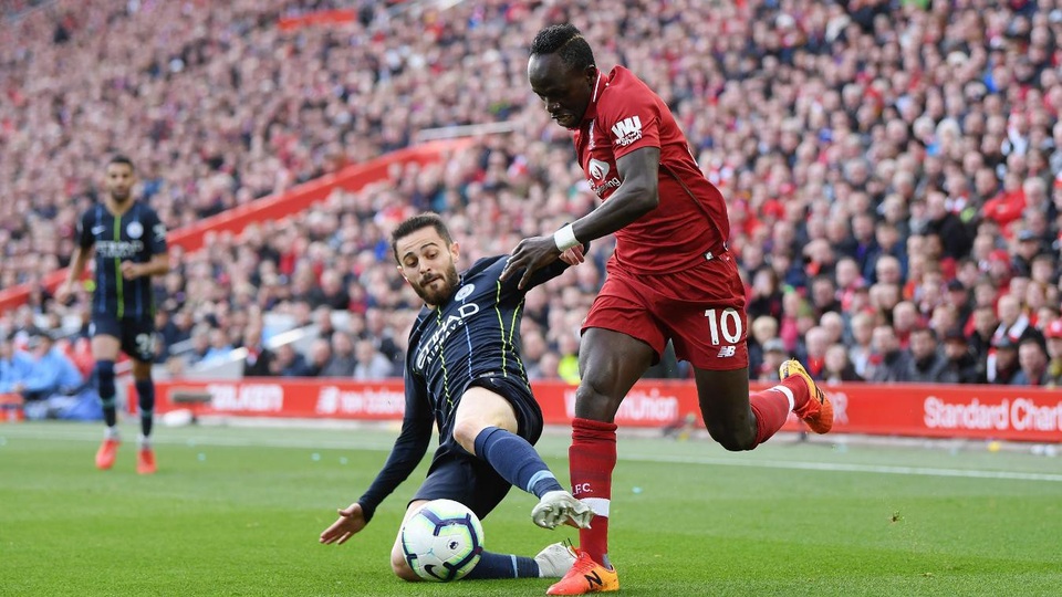 Liverpool 0-0 Man City: Đáng buồn cho "tội đồ" Mahrez - 10
Bernardo Silva trong nỗ lực truy cản pha đi bóng của Mane