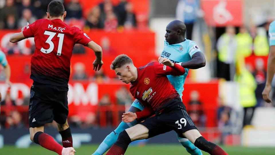 Man Utd 3-2 Newcastle: Cú lội ngược dòng bất ngờ - 6
McTominay tiếp tục được Mourinho tin tưởng cho ra sân từ đầu và đá ở hai vị trí trong ít phút
