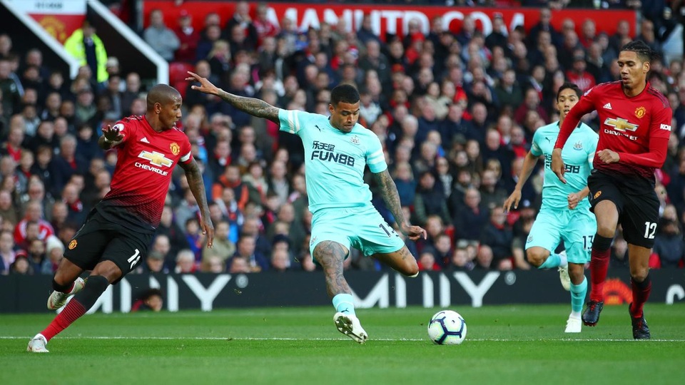 
Kenedy xử lý gọn gàng để giúp Newcastle mở tỉ số, cựu học trò của Mourinho đã hại thày. Khi còn dẫn dắt Chelsea, Kenedy được Mourinho trao cơ hội phát triển tài năng khá nhiều
