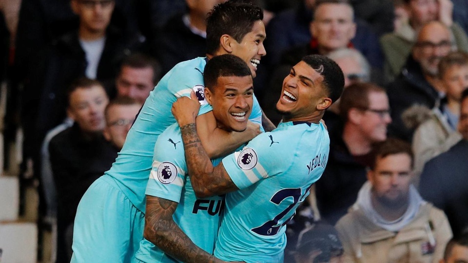 
Các cầu thủ Newcastle chia vui với Kenedy ở bàn thắng đầu tiên
