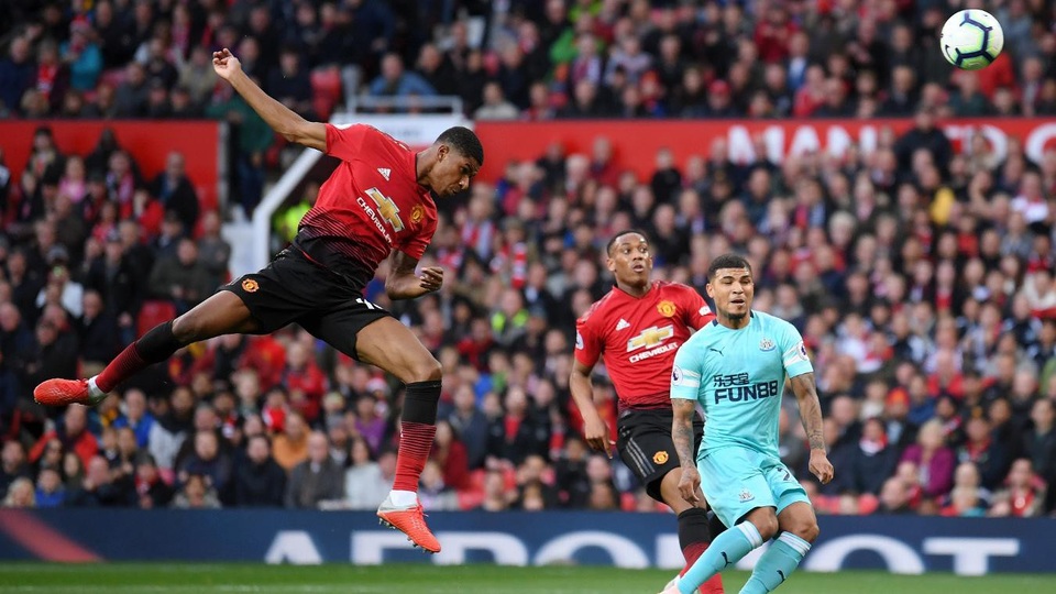 
Rashford hoang phí cơ hội với cú đánh đầu đưa bóng ra ngoài ở cự ly gần
