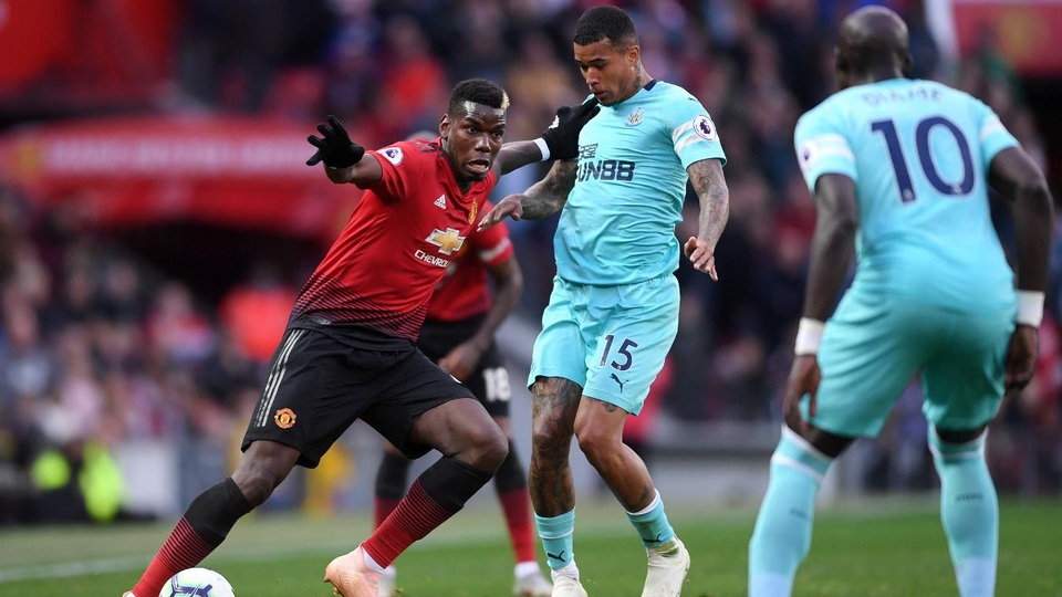 
Pobga nỗ lực đi bóng trước các cầu thủ Newcastle, tiền vệ người Pháp đã bớt rườm rà hơn trong các tình huống xử lý
