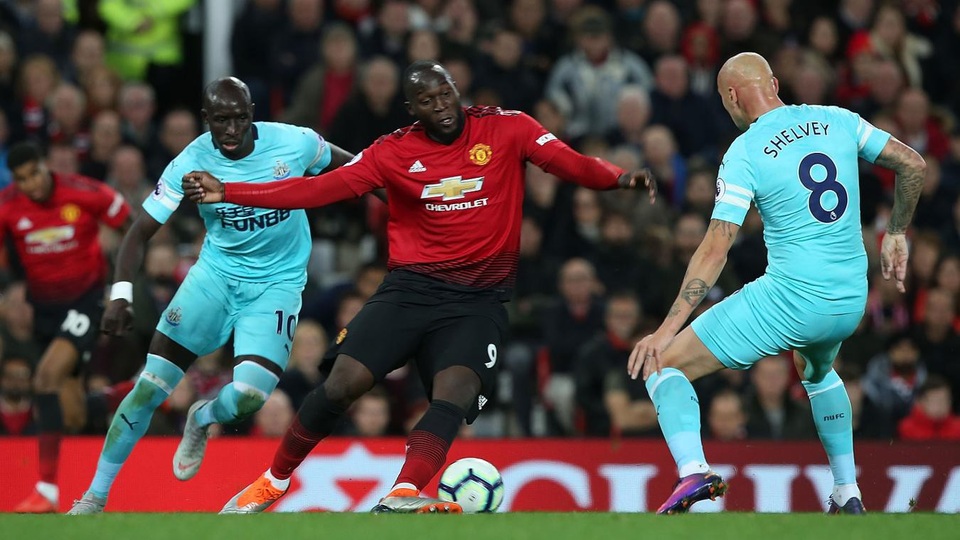 
Lukaku trong vòng vây của các cầu thủ Newcastle, tiền đạo người Bỉ khá lẻ loi trên hàng công. Mourinho đã điều chỉnh để Lukaku dạt ra cánh, Rashford lên đá cắm sau khi Man Utd bị thủng lưới
