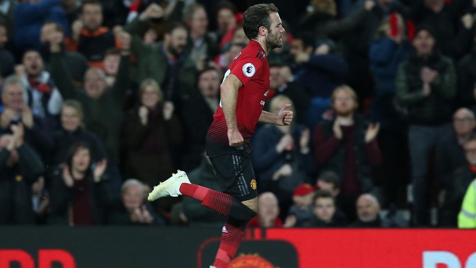 
Mata ăn mừng bàn thắng đầu tiên của Man Utd, áp lực trên đôi chân của các cầu thủ chủ nhà được rũ bỏ bởi một tình huống cố định và Mata đã làm được điều đó
