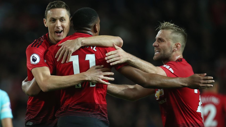 
Các cầu thủ Man Utd ăn mừng bàn thắng gỡ hòa của Martial ở phút 76
