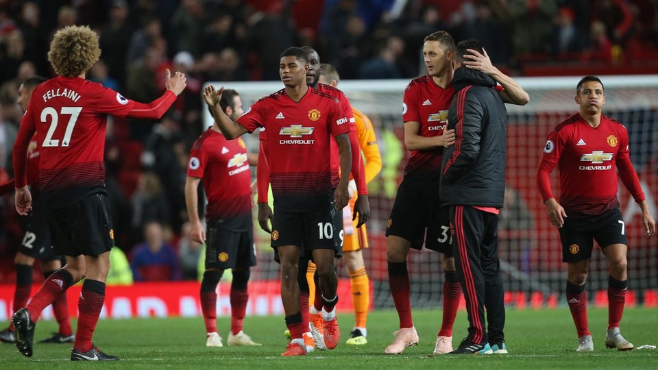 
Các cầu thủ Man Utd ăn mừng chiến thắng, họ đã tránh được một cơn bão lớn đang trực đổ xuống Old Trafford. Man Utd không chỉ giành ba điểm quan trọng, họ còn chứng minh được khát vọng cống hiến cho đội bóng, đó là điều quan trọng nhất
